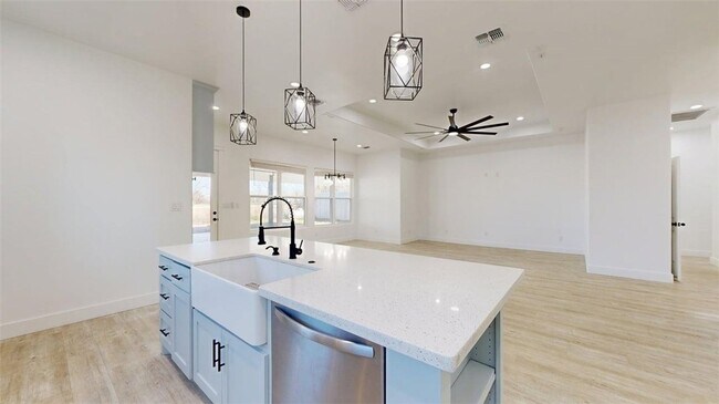 Building Photo - 4867 N Oakland Ln