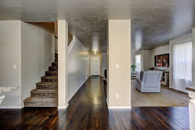 Building Photo - Beautiful 6 bed 2.5 bath home located in t...