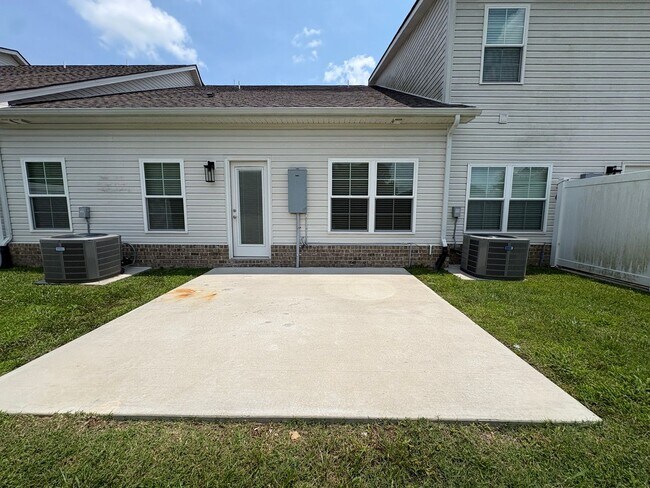 Building Photo - LUXURY TOWNHOME  IN THE CENTER OF MANCHESTER!