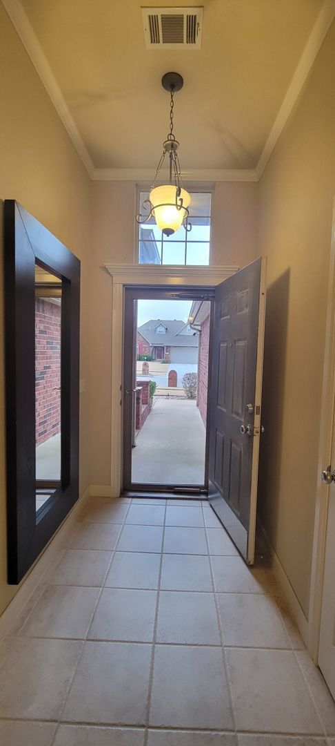 Building Photo - 1 Level Union School 3/2/2 w/ office and bonus room.