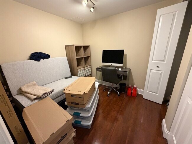 Building Photo - 10 Museum Way