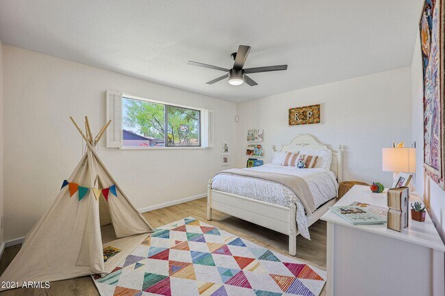 Building Photo - 8133 N 16th Dr