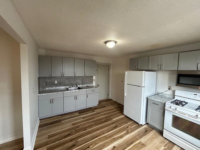 Building Photo - 23 Elm St