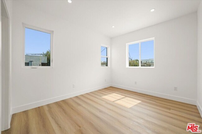 Building Photo - 914 N Hudson Ave