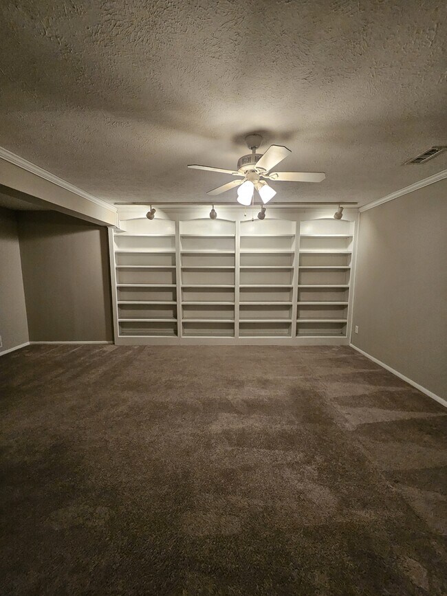 Building Photo - 9459 Timber View Dr