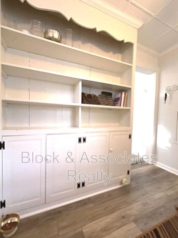 Building Photo - 1807 Sunset Dr