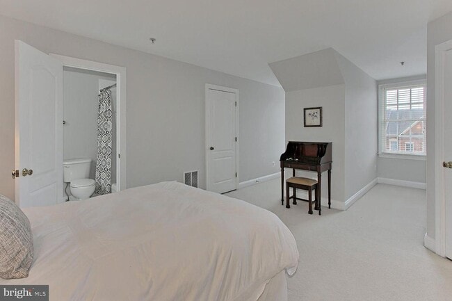 Building Photo - 5238 Bessley Pl