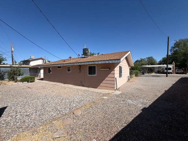 Building Photo - 3 Bedroom Single Story Home Available Near 12th St NW & Menaul Blvd NW!