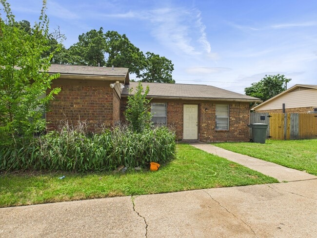 Building Photo - 3702 Forestwood Dr