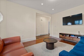 Building Photo - 19 Carmen St