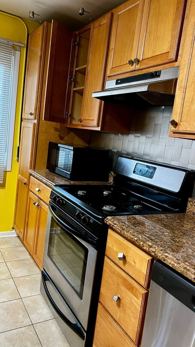 Building Photo - 1222 Brown St