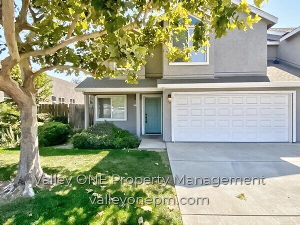 Building Photo - COMING SOON! Private Ground Floor Townhome in Desirable Complex with Attached 2 Car Garage