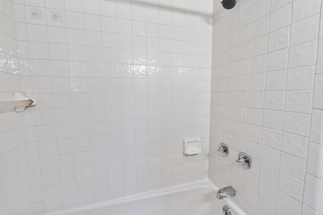 Building Photo - 1001 Woodsdale Ave