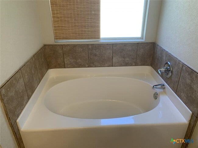 Building Photo - 2708 Butterfly Dr