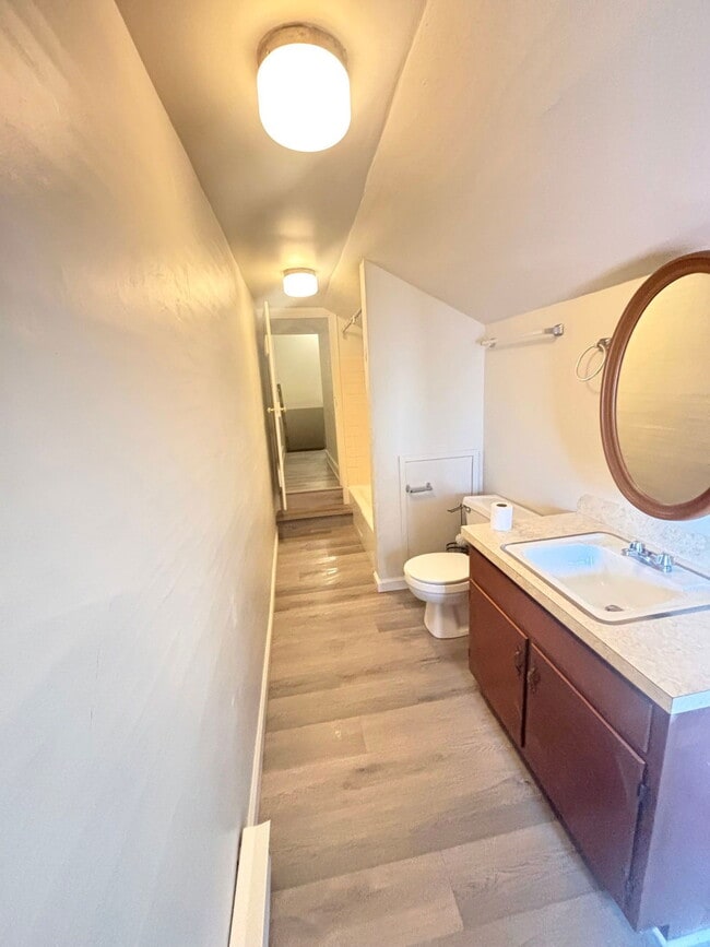 Building Photo - 463 Walnut St