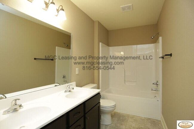 Building Photo - Modern Townhome with Designer Kitchen and ...