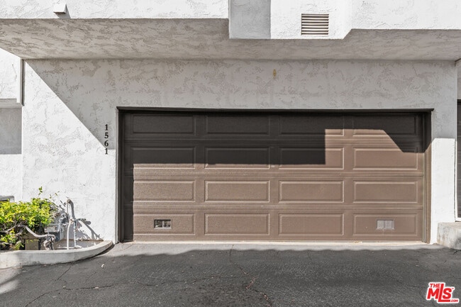 Building Photo - 1561 Palisades Dr