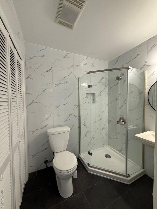 Building Photo - 102 Sycamore Cir