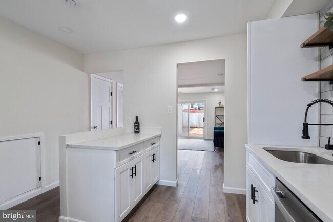 Building Photo - 7616 Somerset Ln