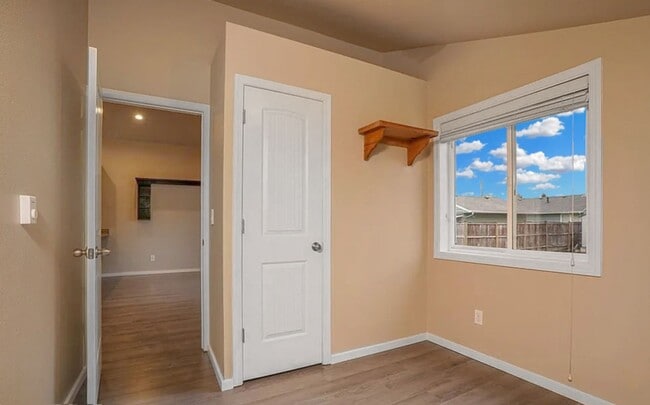 Building Photo - APPLICATION PENDING - 2bed/1 bath Home loc...