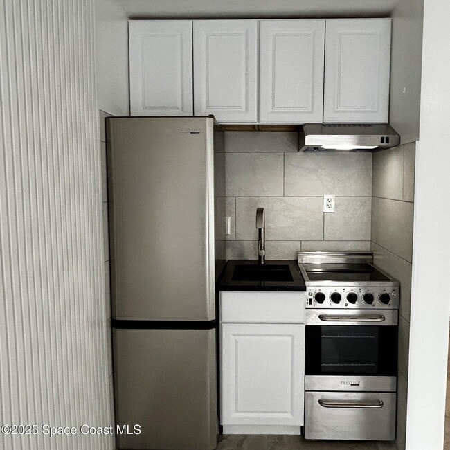 Building Photo - 223 Columbia Dr