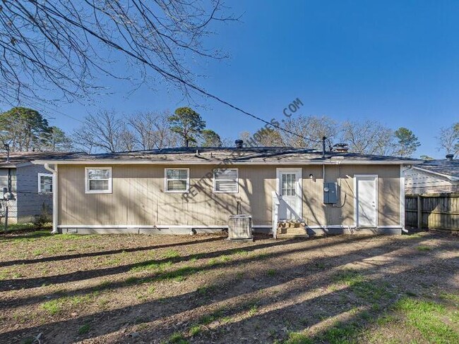 Building Photo - 6921 Knollwood Rd