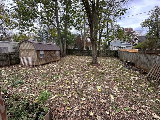 Building Photo - 633 Moulton St E