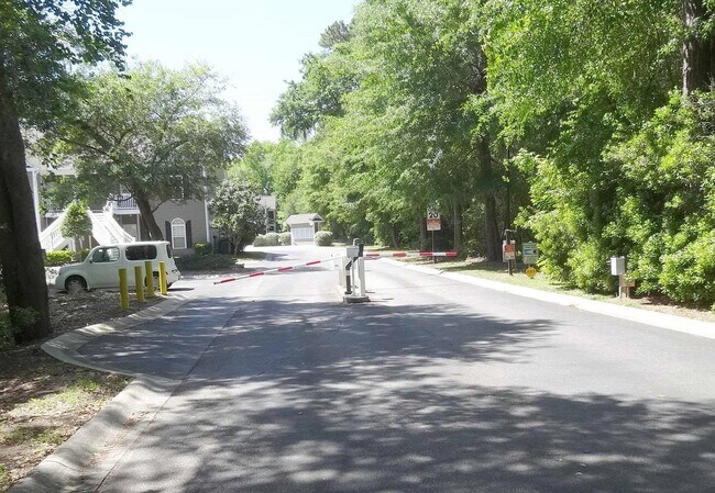 Building Photo - 943 Algonquin Dr