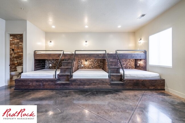 Building Photo - 4 Bedroom Luxury Home Near Sand Hollow