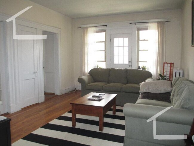 Building Photo - Amazing Allston two Bed Right on the Cusp of Brookline...
