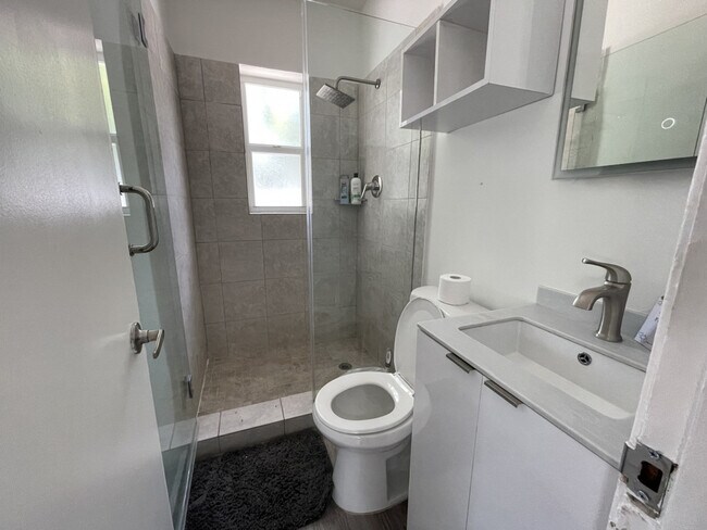 Building Photo - 522 NW 11th Ave