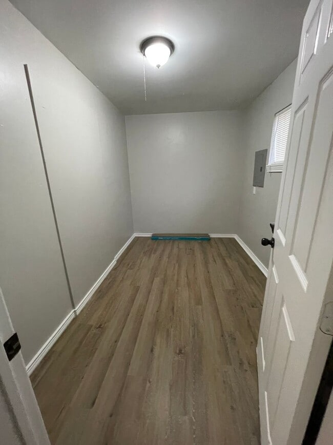 Building Photo - Central Bossier Beauty!