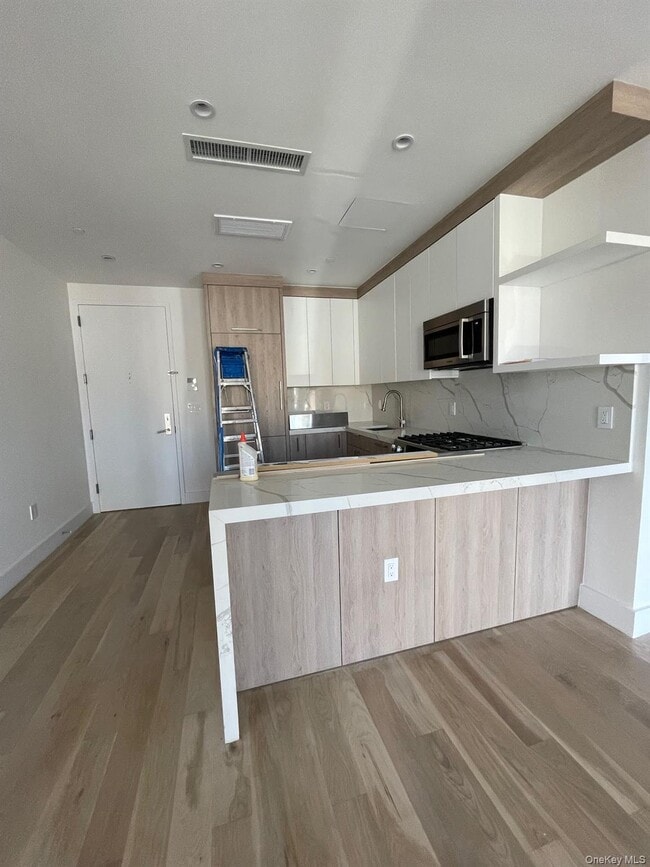 Building Photo - 19-14 21st Rd