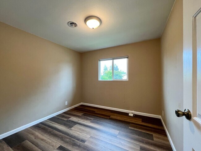Building Photo - TENTATIVELY RENTED 3 Bedroom 2 Bathroom Na...