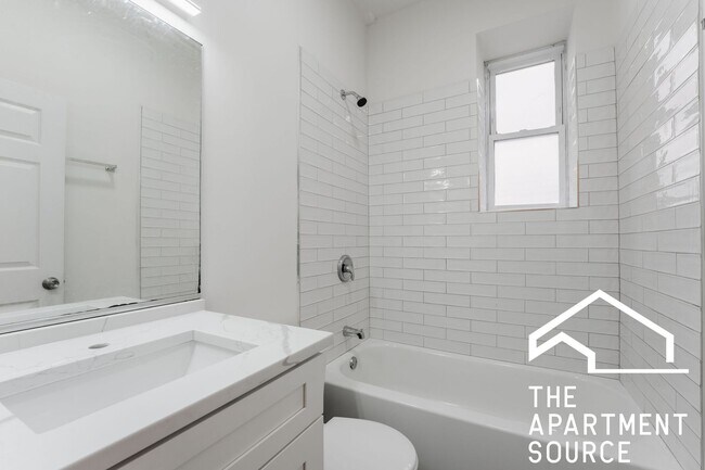 Building Photo - Huge 3 bedroom Unit in Logan Square