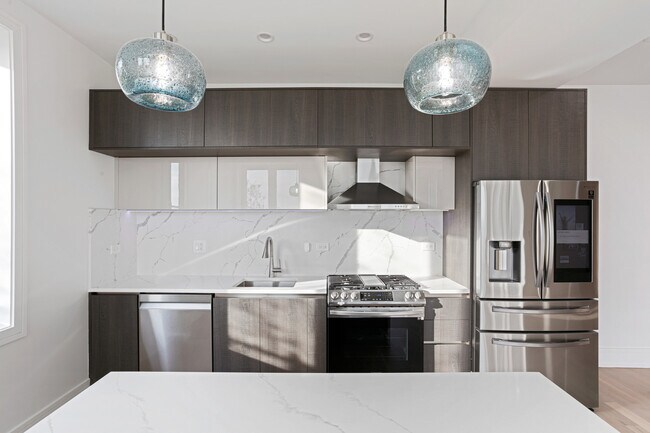 Building Photo - 7729 N Eastlake Terrace