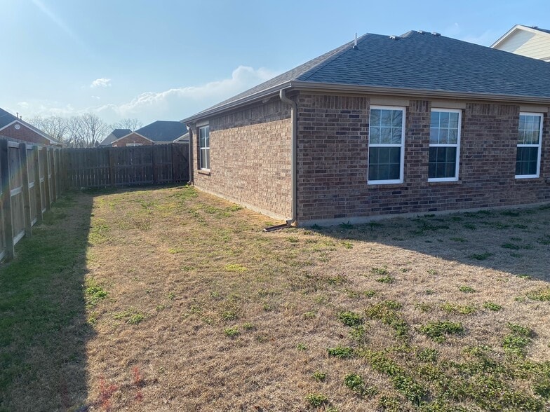 Building Photo - 3609 Scarlet Ln