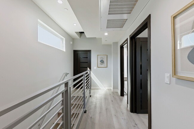 Building Photo - 13637 N Fellows Ave