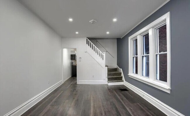 Building Photo - 455 Crescent St