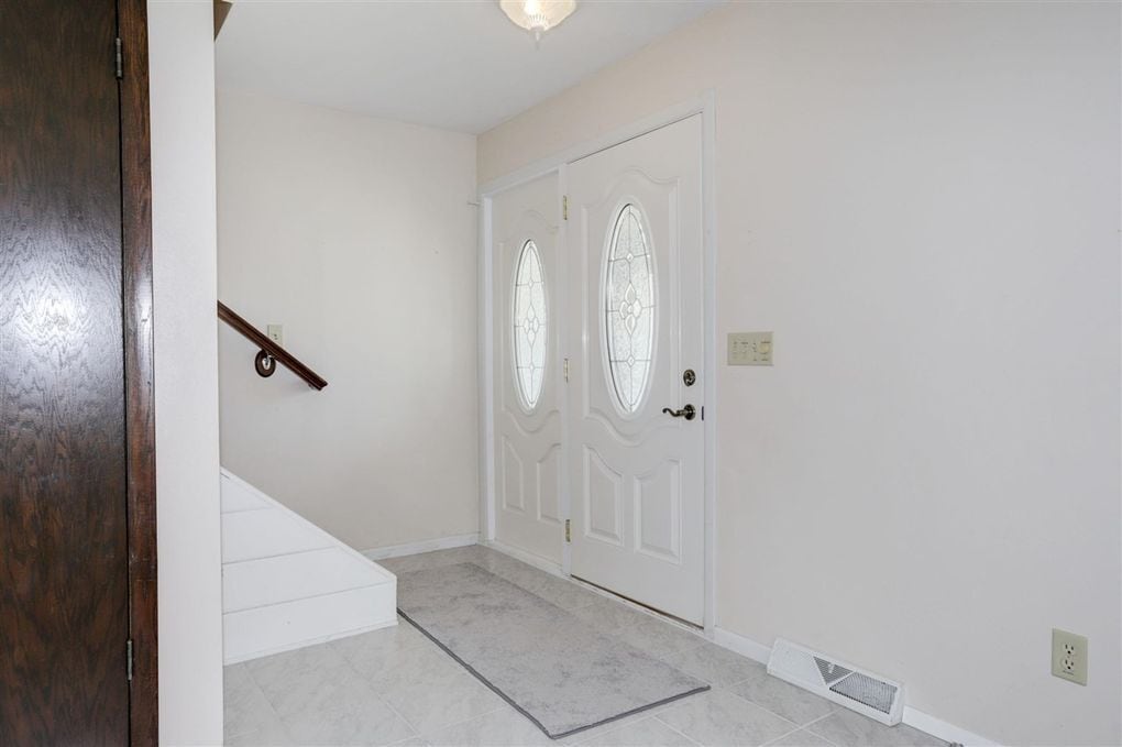 Entryway - 1140 S Bluemound Dr