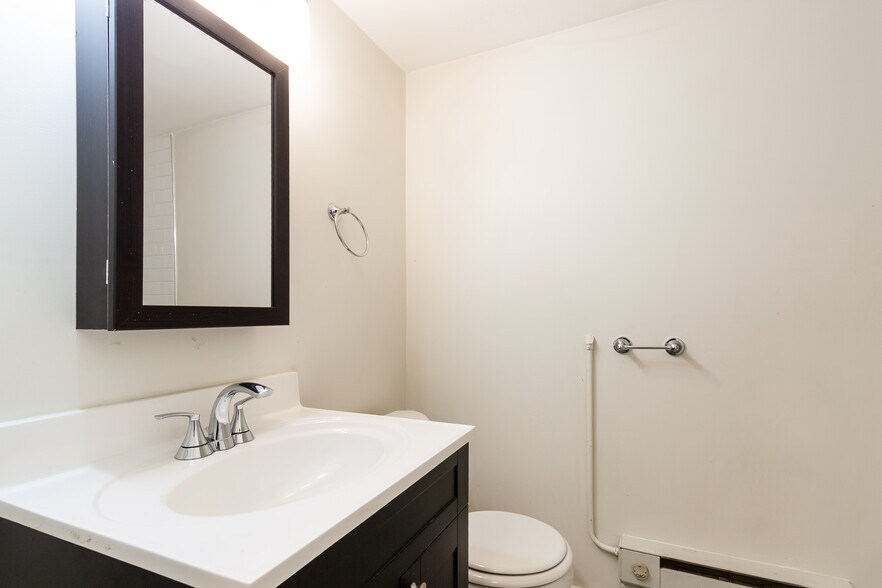 Building Photo - 730 W Roscoe St