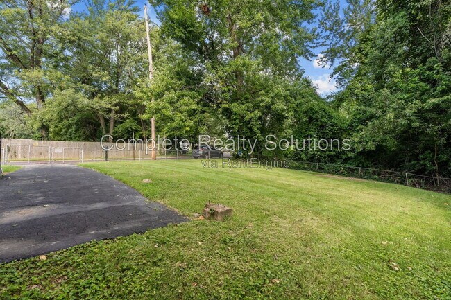 Building Photo - 201 Sadonia Ave