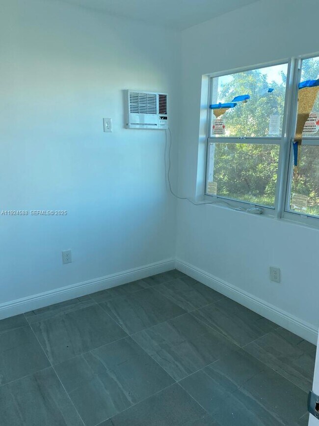 Building Photo - 4023 SW 19th St