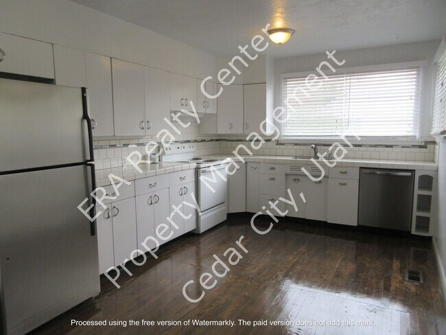 Building Photo - Move-in Bonus!!! Charming 4 bedroom, 2 bath single family home