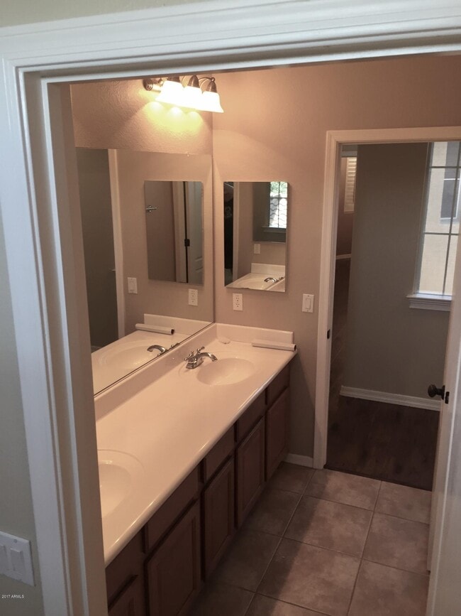 Building Photo - 1150 W Silver Creek Rd