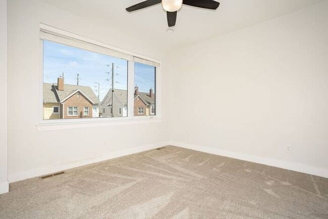 Building Photo - 2 Bedroom Townhome in Chatham Arch