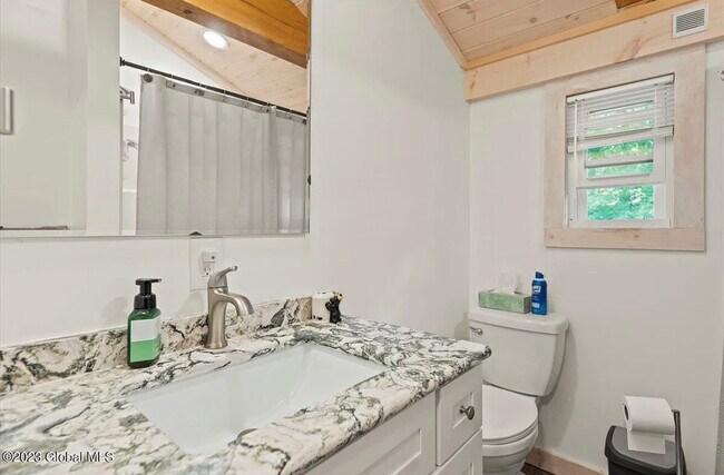 Building Photo - 374 Middle Rd