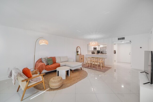 Building Photo - 3000 E Sunrise Blvd