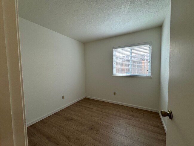 Building Photo - Four Bedroom, Two Bathroom, Water/Sewer/Trash and Yard Maintenance Included!