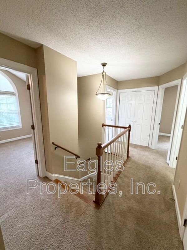 Building Photo - 100 Lakeshore Ct